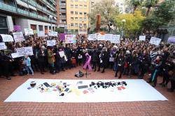 Mig miler de periodistes catalanes omplen els Jardins Montserrat Roig de Barcelona en motiu de la vaga feminista