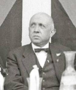 A la foto, Francesc Maspons a la taula presidencial de l'Aberri Eguna de 1933, en Sant Sebastià