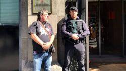 El regidor amb un nas de pallasso al costat d'un guàrdia civil durant els escorcolls a la Conselleria de Governació (20.9.2017)