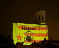 El CDR de Girona il·lumina la Catedral en suport a l'investigat per tallar les vies el 8-N