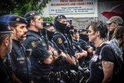 Uns 150 independentistes van manifestar-se contra la presència del borbó a un centenar de metres del Mas Marroch. (Imatge: Joan Aureli Martí Boigues)