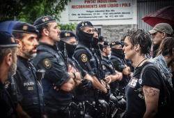 Uns 150 independentistes van manifestar-se contra la presència del borbó a un centenar de metres del Mas Marroch. (Imatge: Joan Aureli Martí)