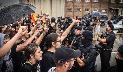 Uns 150 independentistes van manifestar-se contra la presència del borbó a un centenar de metres del Mas Marroch. (Imatge: Joan Aureli Martí)