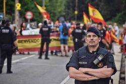 Uns 150 independentistes van manifestar-se contra la presència del borbó a un centenar de metres del Mas Marroch mentre una trentena d'ultradretans espanyolistes es manifestaven a favor de Felip VI. (Imatge: Joan Aureli Martí)