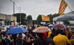 Uns 150 independentistes van manifestar-se contra la presència del borbó a un centenar de metres del Mas Marroch. (Imatge: Joan Aureli Martí)