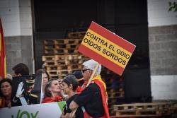 Uns 150 independentistes van manifestar-se contra la presència del borbó a un centenar de metres del Mas Marroch mentre una trentena d'ultradretans espanyolistes es manifestaven a favor de Felip VI. (Imatge: Joan Aureli Martí)