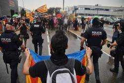 Uns 150 independentistes van manifestar-se contra la presència del borbó a un centenar de metres del Mas Marroch. (Imatge: Joan Aureli Martí)