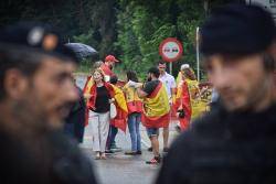 Uns 150 independentistes van manifestar-se contra la presència del borbó a un centenar de metres del Mas Marroch mentre una trentena d'ultradretans espanyolistes es manifestaven a favor de Felip VI. (Imatge: Joan Aureli Martí)