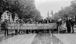 Llum López aguantant l'extrem d'una pancarta (al costat de l'estelada) del partit IPC (Independentistes dels Països Catalans) durant una manifestació realitzada a Figueres l'any 1979.