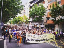 Esplugues de Llobregat surt al carrer per reclamar que l'Adri pugi tornar a casa sense por a ser detingut