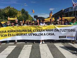 Molts catalans  han assistit a la mobilització amb samarretes grogues i estelades per mostrar la seva solidaritat