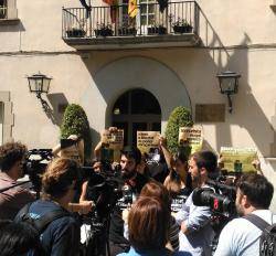 Roda de premsa davant de l'Ajuntament d'Esplugues de Llobregat