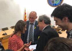 La regidora Mariona Pascual lliura una carta de la CUP al president de la Generalitat de Catalunya
