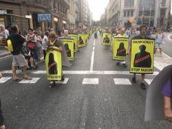 Milers de persones omplen la Via Laietana en un gran "passadís per la llibertat"