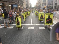 Milers de persones omplen la Via Laietana en un gran "passadís per la llibertat"