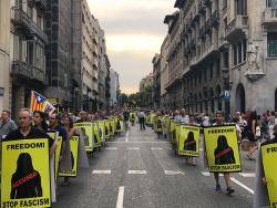 Milers de persones omplen la Via Laietana en un gran "passadís per la llibertat"