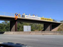 Pancartes en suport als ?presos polítics? en una trentena de ponts de les comarques nord-orientals de l?AP-7