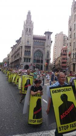 Milers de persones omplen la Via Laietana en un gran "passadís per la llibertat"