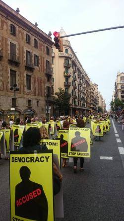 Milers de persones omplen la Via Laietana en un gran "passadís per la llibertat"