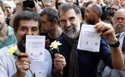 Jordi Sànchez (expresident de l'ANC) a l'esquerra i Jordi Cuixart (president d'Òmnium Cultural) a la dreta durant la campanya pel Referèndum de l'1 d'Octubre.