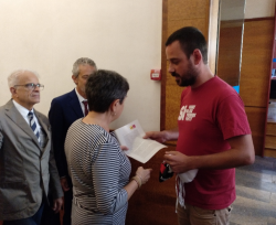 El regidor de la CUP Girona Lluc Salellas va donar una carta i una bandera per l'alliberament dels presos polítics la nova delegada del govern espanyol