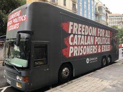 3 busos visiten les zones turístiques més importants de Catalunya per denunciar l'existència de presos polítics i exiliats