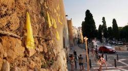 La CUP Tarragona crida a penjar més llaços grocs després de la retirada dels símbols de la muralla