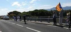 La policia francesa arranca una pancarta que demanava la llibertat dels presos pol&iacute;tics sobre un pont a Catalunya Nord