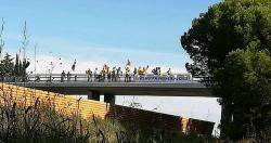 La policia francesa arranca una pancarta que demanava la llibertat dels presos pol&iacute;tics sobre un pont a Catalunya Nord