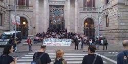 Els Mossos desatllotgen un centenar de persones encadenades a les portes de TSJC