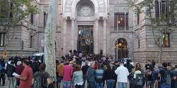 Els Mossos desatllotgen un centenar de persones encadenades a les portes de TSJC