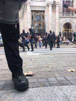 Els Mossos desatllotgen un centenar de persones encadenades a les portes de TSJC
