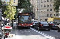 Concentració tallant carril bus Travessera de Gràcia de Barcelona