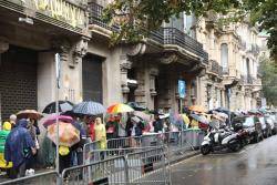 Cues de milers de persones per registar les peticions que es publiqui la Declaració d'Independència al DOG, malgrat el mal temps