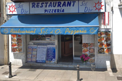 El propietari del restaurant Sol d’Or del passeig marítim de Blanes va denunciar tres persones que volien posar llaços grocs a les pilones de davant del seu local (Imatge: Google Maps)