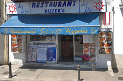 El propietari del restaurant Sol dOr del passeig marítim de Blanes va denunciar tres persones que volien posar llaços grocs a les pilones de davant del seu local (Imatge: Google Maps)