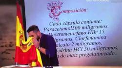 Dani Mateo mocant-se amb la bandera espanyola. Foto: Mèdia.cat