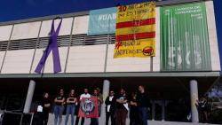 300 estudiants estripen la bandera espanyola en l'acte de presentació del grup de suport antifeixistes de la UAB