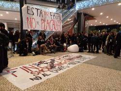 6 persones en contra el Pla Caufec s'encadenen al centre comercial d'Esplugues de Llobregat que han qualificat de "Vergonya"