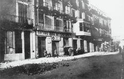 Imatge d'un dels últims bombardeigs de Girona que va afectar la seu de Socors Roig Catalunya de la Plaça Marquès de Camps