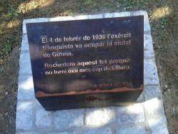 Recentment algú ha arrencat aquesta placa que denunciava l'ocupació franquista de Girona que hi havia a la plaça Marquès de Camps de Girona. (Imatge: facebook Joan Carles Fayos Segura)