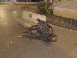 Nou atac feixista a l'escultura del poeta valencià Vicent Andrés Estellés a Burjassot