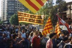 1995 A València es manifesten 200.000  persones en defensa del català