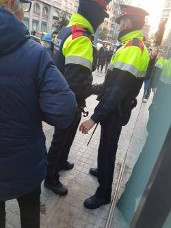 "intimidar a la gent que pacíficament amb la seva porra extensible, sense cap motiu quan la gent es manifestava pels seus drets socials i polítics"