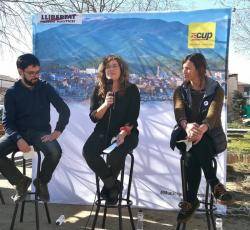 A l'esquerra, Gerard Carot (núm. 2 llista CUP), la batllorienca independent Anna Oliver  i la candidata a l'Alcaldia Mariona Pascual.