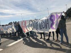 Estudiants tallen l'AP-7 a l'altura de la UAB per convocar la Vaga General Feminista