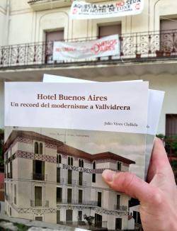 Els veïns de Vallvidrera ocupen un edifici "modernista" per evitar que esdevingui un hotel de luxe