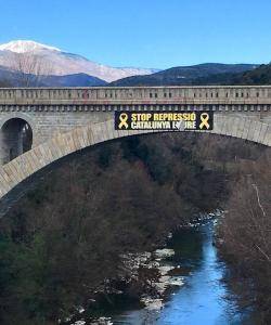 Nou intent de despenjar la pancarta "Stop repressió, Catalunya Lliure" a l?antic pont del camí de ferro de Ceret