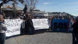 Centenars de persones es manifesten a Cadaqués per auturar el projectes urbanístics