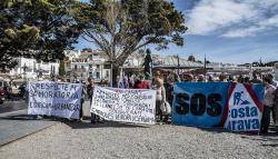 Centenars de persones es manifesten a Cadaqués per aturar el projectes urbanístics